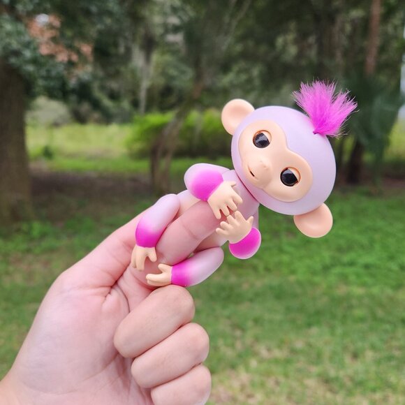 WowWee Fingerlings Interactive Baby Emma Pink Monkey Toy Figure - Picture 1 of 2